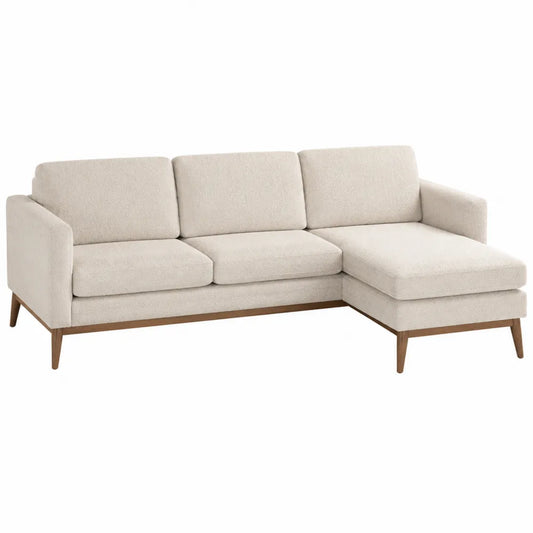 Divano angolare in tessuto crema con chaise longue e gambe in legno