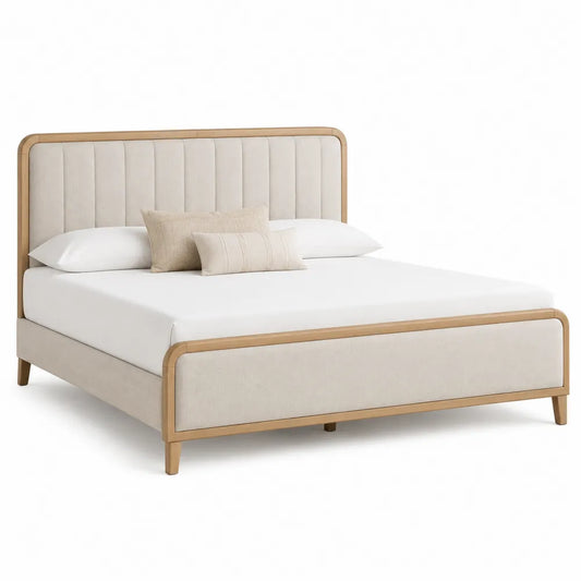 Letto matrimoniale in legno e tessuto beige con cuscini