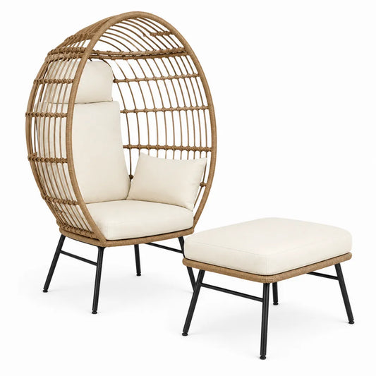 Sedia a uovo intrecciata in rattan e metallo con poggiapiedi e cuscini crema